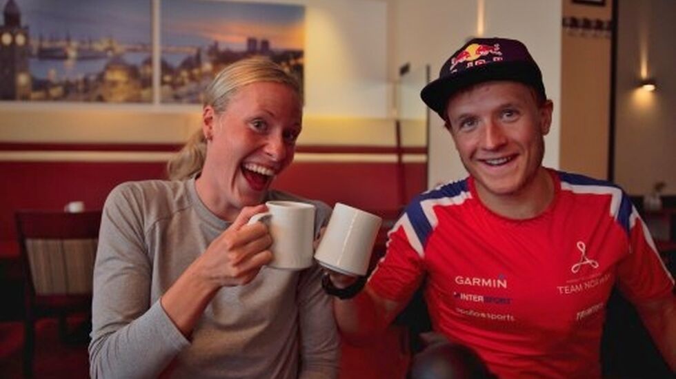 Lotte Miller og Kristian Blummenfelt i godt humør ved frokosten før konkurransen i Hamburg WTS. (Foto: Norges Triatlonforbund)