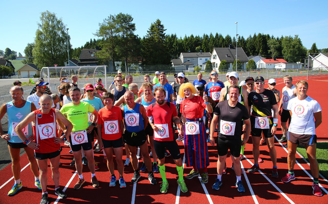 Startfeltet på maraton der vi ser Jan Billy med nummer 100 og Ronny med nummer 50. (Foto: Bjørn Hytjanstorp)