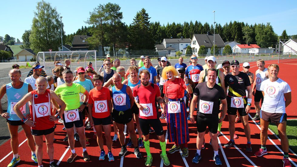 Startfeltet på maraton der vi ser Jan Billy med nummer 100 og Ronny med nummer 50. (Foto: Bjørn Hytjanstorp)
