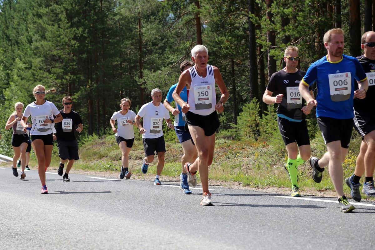 Oddbjørn Evensen (nummer 150) fra Flisa vant Risberget Rundt i 1983. I år deltok han for 33. gang og sier at det er viktig å holde seg i form.