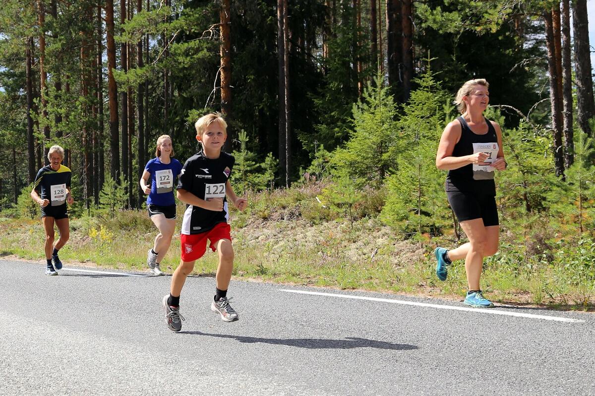 Ordfører Lise Berger Svenkerud (t.h) på veg ut på sin 11 kilometer, sammen med 122 Peer Svenkerud, 172 Mari Øgaard, Moss, og 128 Jan Helge Grøtbekklien, Vestre Trysil.