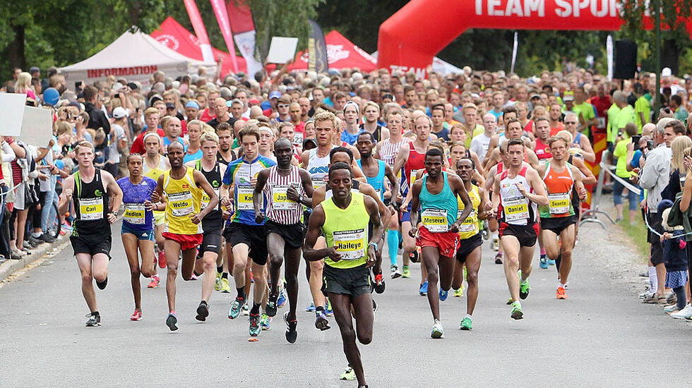 Start for Kraftprovets 11,6 km med over 1000 løpere på startstreken med flere norske i tetskiktet, blant annet Weldu Negash Gebretsadik i BUL-drakt og Okubamichael Fissehatison rett bak mannen i tet. (Foto: Kjell Vigestad)