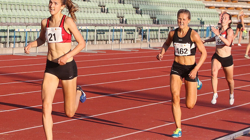 Sigrid Jervell Våg spurter inn til seier på 3000 m for kvinner. Foto: Kjell Vigestad