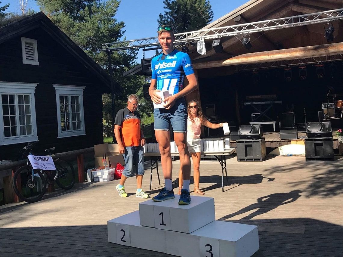 Endelig tok Eirik Fiskvik steget opp toppen av seierspallen i Team Ahlsell Cubes farger. (Foto: Team Ahlsell Cubes Facebookside)