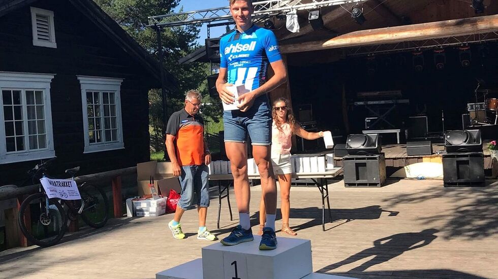 Endelig tok Eirik Fiskvik steget opp toppen av seierspallen i Team Ahlsell Cubes farger. (Foto: Team Ahlsell Cubes Facebookside)