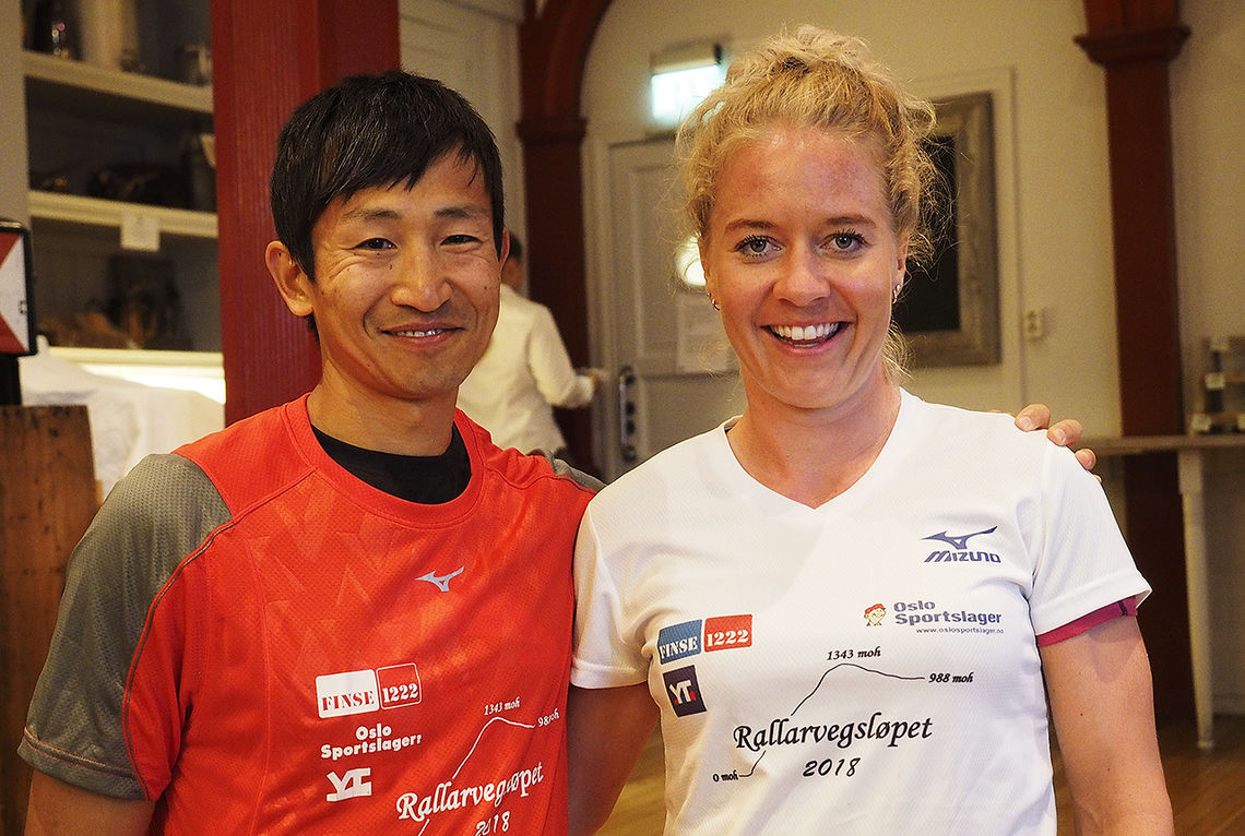 Håkon Urdal og Julie Aspesletten fikk overrakt ledertrøyene etter å ha vunnet første etappe i Rallarvegsløpet. (Foto: Bjørn Johannessen) 