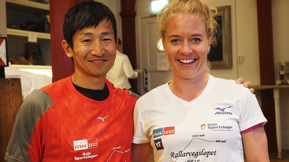 Håkon Urdal og Julie Aspesletten fikk overrakt ledertrøyene etter å ha vunnet første etappe i Rallarvegsløpet. (Foto: Bjørn Johannessen)