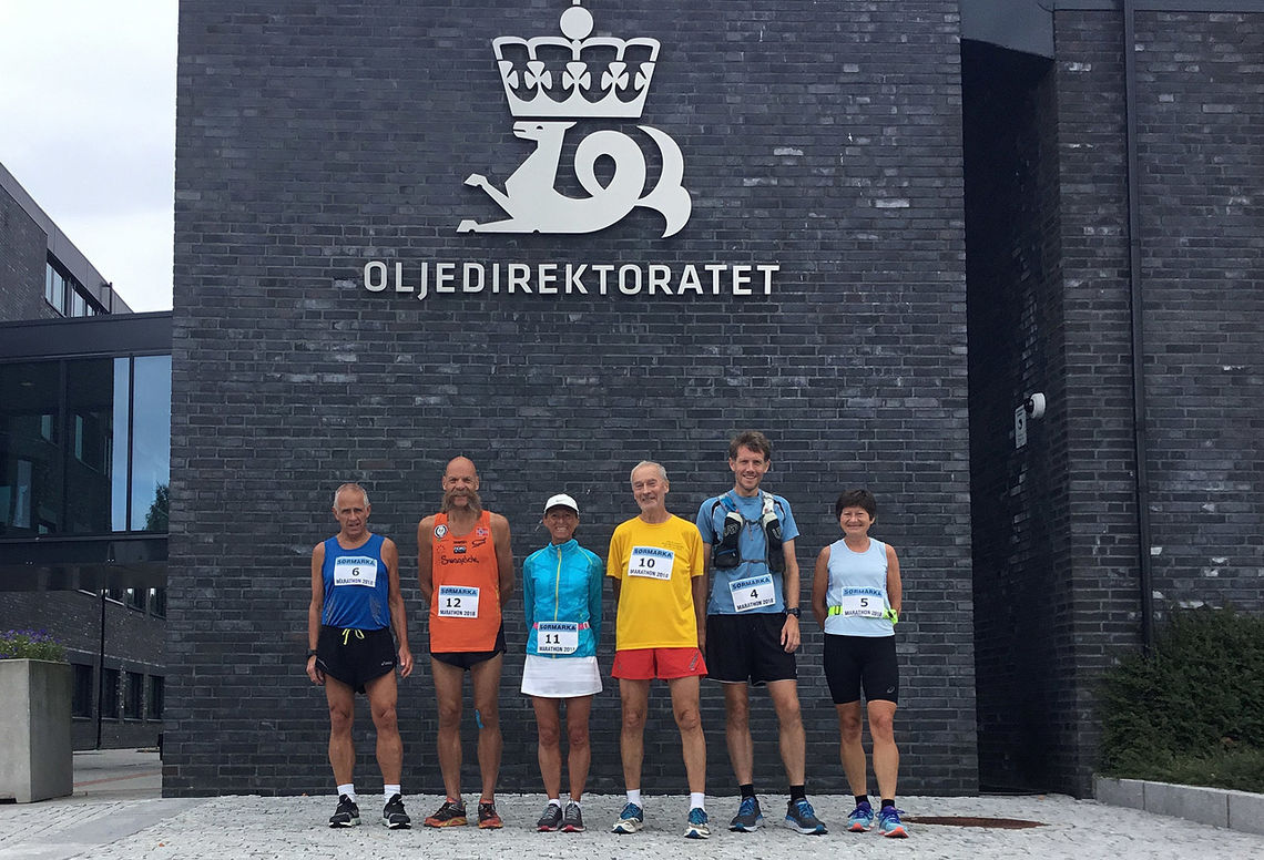 Seks av de ni som løp Sørmarka Marathon. De tre som mangler på bildet startet ikke. Helt til høyre raskeste mann: Kjell Gunnar Gjerdal 
