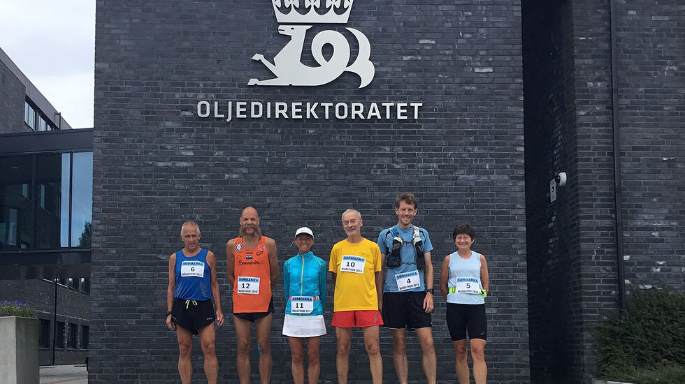 Seks av de ni som løp Sørmarka Marathon. De tre som mangler på bildet startet ikke. Helt til høyre raskeste mann: Kjell Gunnar Gjerdal