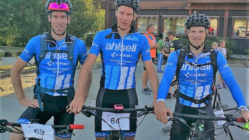 Vinner Eirik Fiskvik omkranset av team-kompisene Knut Erik Nesteby (til v.) og Per Buttingsrud Aas. (Foto: Team Ahlsell Cube sin facebookside)