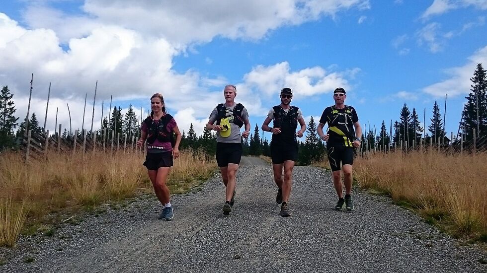 Tvers over Norge-trioen (fra v.) Janicke Bråthe, Jon Ilseng og Kim Johannsen i fint driv sammen med Kenneth Dæhlen nedover fra Sjusjøen onsdag.