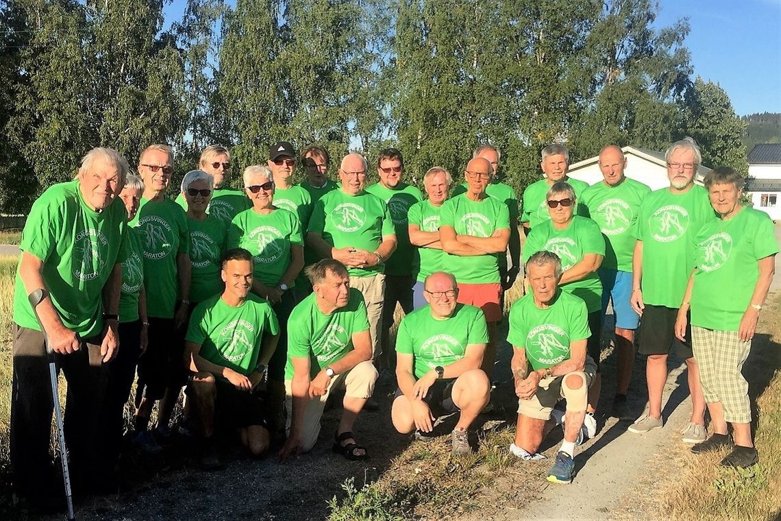 Arrangementskomitéen og deler av servicefunksjonærene med helt nye grønne t-skjorter. (Foto: Kongsvinger Maraton)