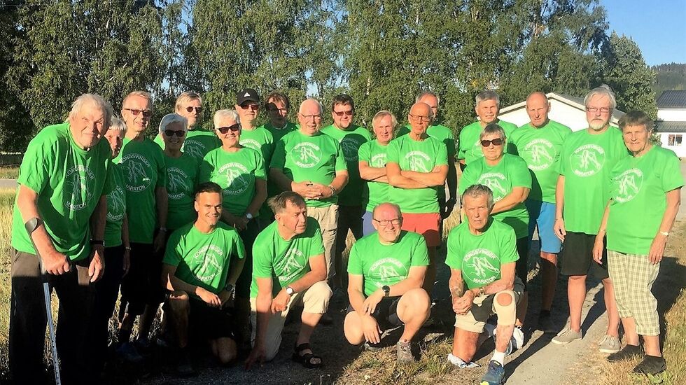 Arrangementskomitéen og deler av servicefunksjonærene med helt nye grønne t-skjorter. (Foto: Kongsvinger Maraton)