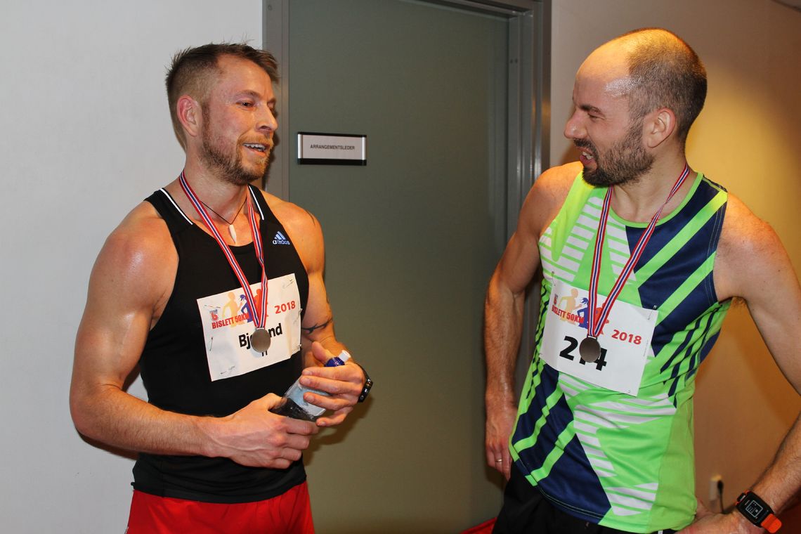 Torstein Bjerland (til venstre) vant årets Bislett 50K, og er allerede påmeldt 2019-utgaven. Her er han i samtale med John Henry Strupstad som ble nummer to i fjor. (Foto: Olav Engen)