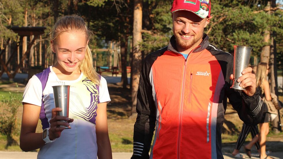 Nora Brandsnes Pedersen  og Øystein Ulekleiv med vandrepokalene etter årets minneløp i Folldal. (Foto: Åshild Sveen Gussgard)