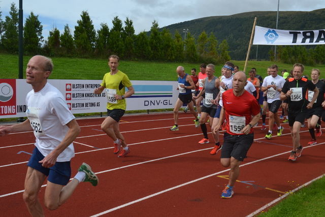 Fra starten på halvmaraton under Nordvest Maraton 2017. Jan Ketil Vinnes har tatt føringen