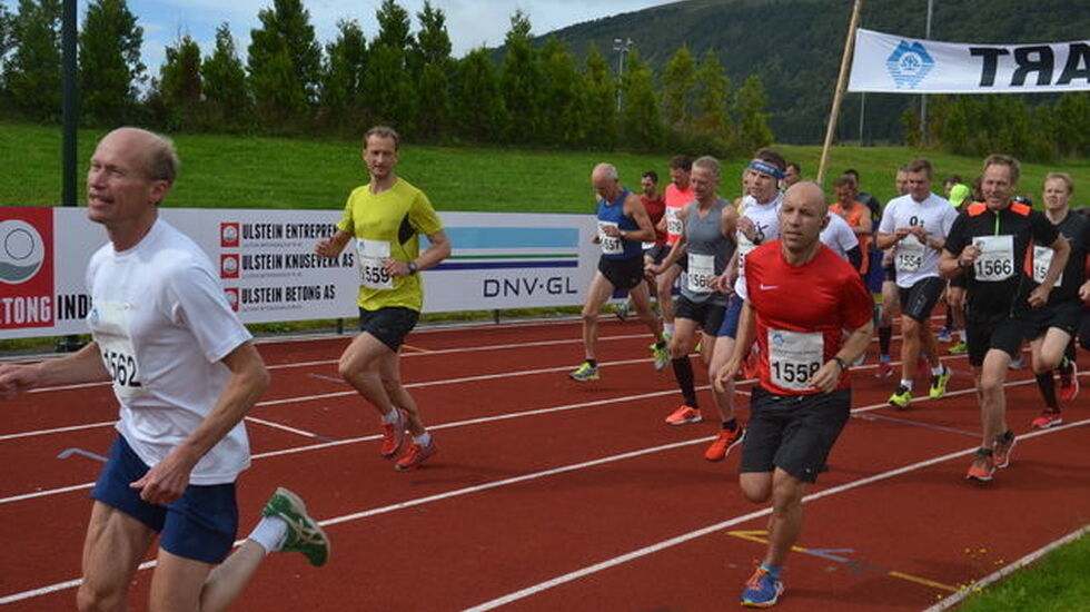 Fra starten på halvmaraton under Nordvest Maraton 2017. Jan Ketil Vinnes har tatt føringen