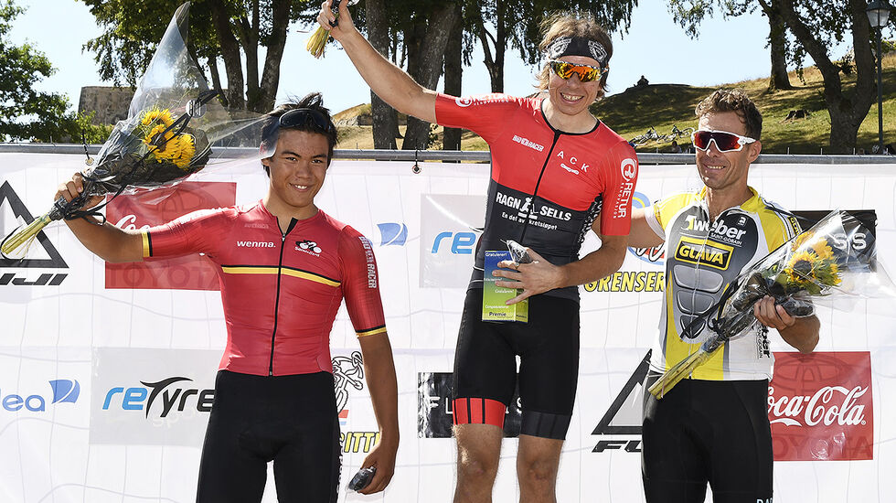 Premiepallen for herrer i Grenserittet MIDT. Vinner Uno Sandstrøm, Asker CK er flankert av Glenn Undseth, Sandefjord SK (til høyre) som kom på 2. plass og Trond Larsen, IF Frøy som kom på 3. plass. (Foto: Bjørn Johannessen)