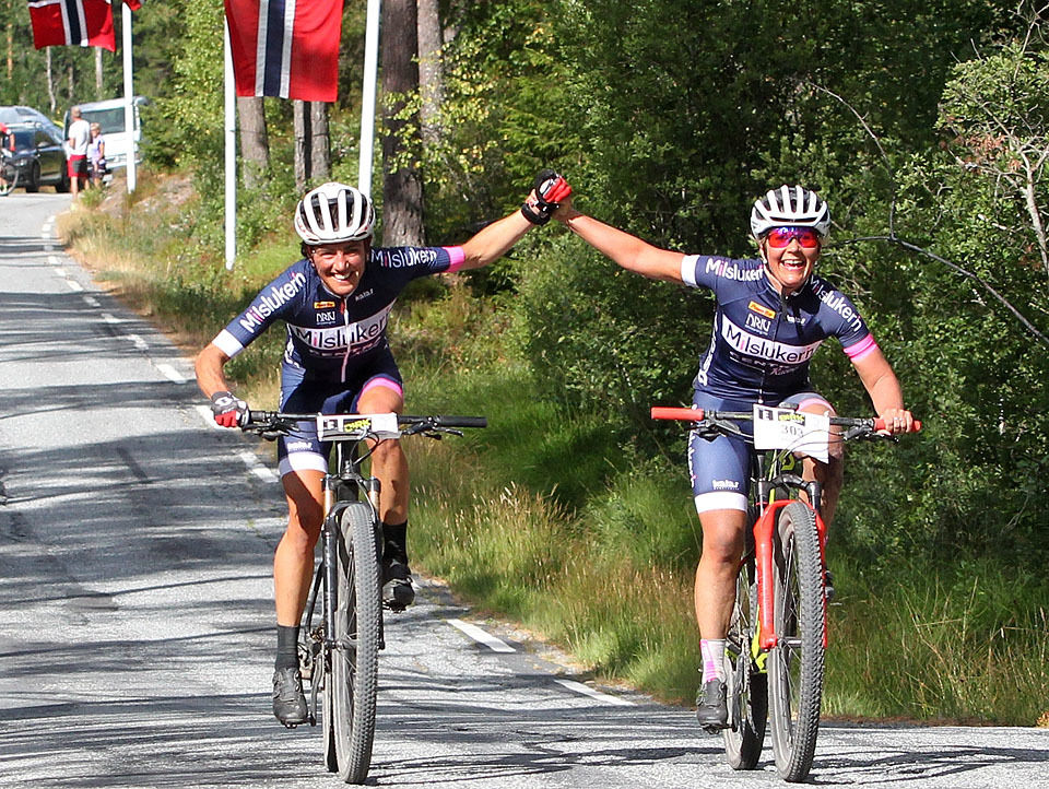 Sunniva Dring og Anne Helene Reiten kjempet om seieren i eliteklassen for kvinner, men hadde likevel tid til å passere svenskegrensa hånd i hånd. (Foto: Kjell Vigestad)
