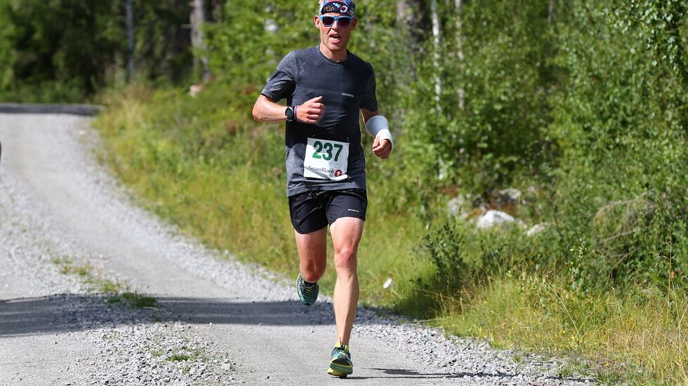 Runar Sæther alene i tet 2 km før mål på Kongsvinger lørdag. (Foto: Bjørn Hytjanstorp)