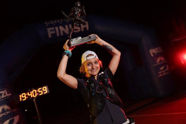 Ingrid Lid med seierstroféet etter en imponerende 100-miles debut. (Arrangørfoto)