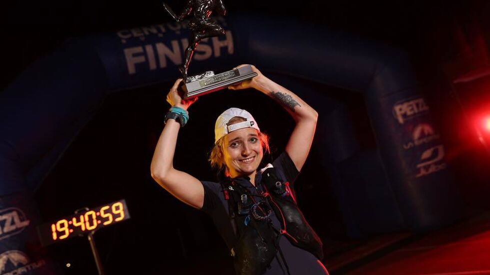 Ingrid Lid med seierstroféet etter en imponerende 100-miles debut. (Arrangørfoto)