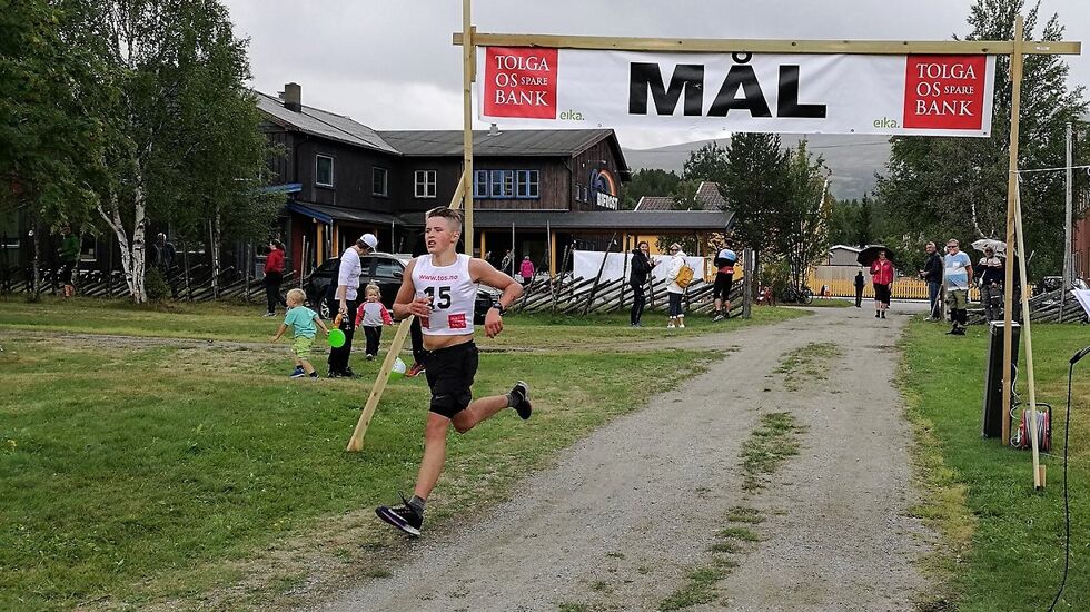 Amund Grann Vingelen i full fart over mål inn til dagens 3. beste tid på Hagenjordet i Os sentrum. (Foto fra Hummelfjelldiltens facebookside)