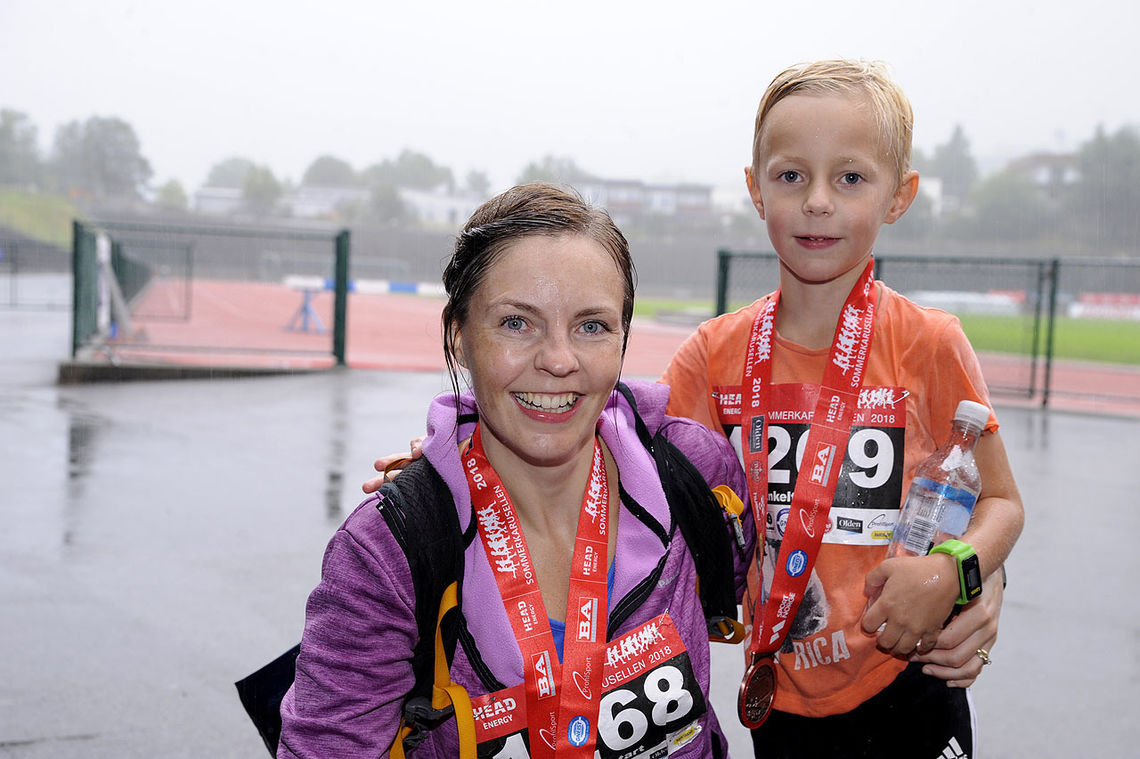 Merete og Aksel Strandenes har gjennomført 5 km og har hentet sine medaljer for å ha deltatt i 3 løp.