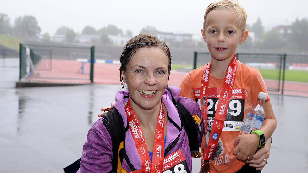 Merete og Aksel Strandenes har gjennomført 5 km og har hentet sine medaljer for å ha deltatt i 3 løp.