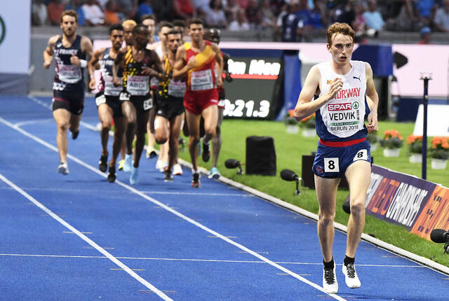 Marius Vedvik ble tatt igjen med én runde etter ca. 7000 m. Han var høflig og sprang ut i bane to i god tid slik at teten ikke skulle bli hindra. (Foto: Bjørn Johannessen)