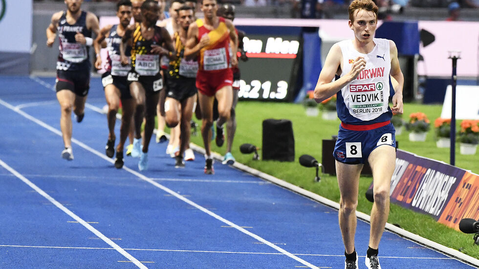 Marius Vedvik ble tatt igjen med én runde etter ca. 7000 m. Han var høflig og sprang ut i bane to i god tid slik at teten ikke skulle bli hindra. (Foto: Bjørn Johannessen) 