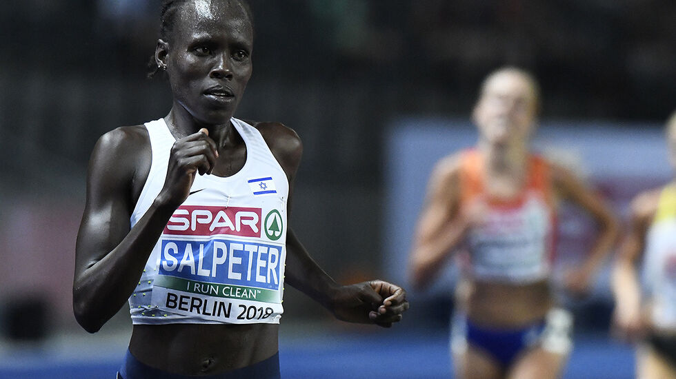 Lonah Chemtai Salpeter klarte å holde unna for Susan Krummins som jakta på henne de siste 3000 meterne. (Foto: Bjørn Johannessen) 