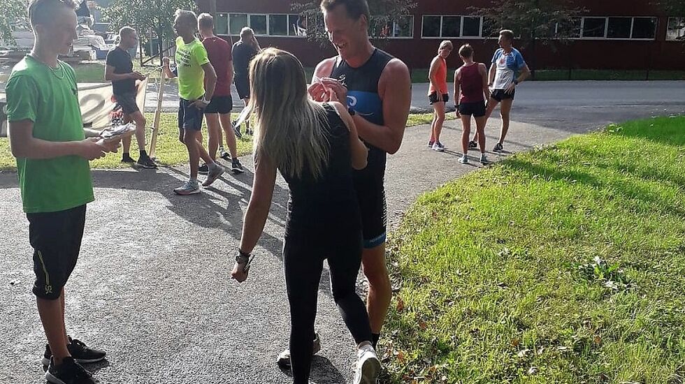 Kjell-Petter Ellingsbø blir tatt i mot av Wiktor og Agnieszka Baran etter løpet. (Foto: Mirolasw Baran)