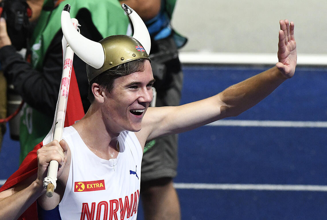 Jakob Ingebriggtsen etter å ha løpt inn til gull på 1500 meter i årets friidretts-EM i Berlin. (Foto: Bjørn Johannessen)