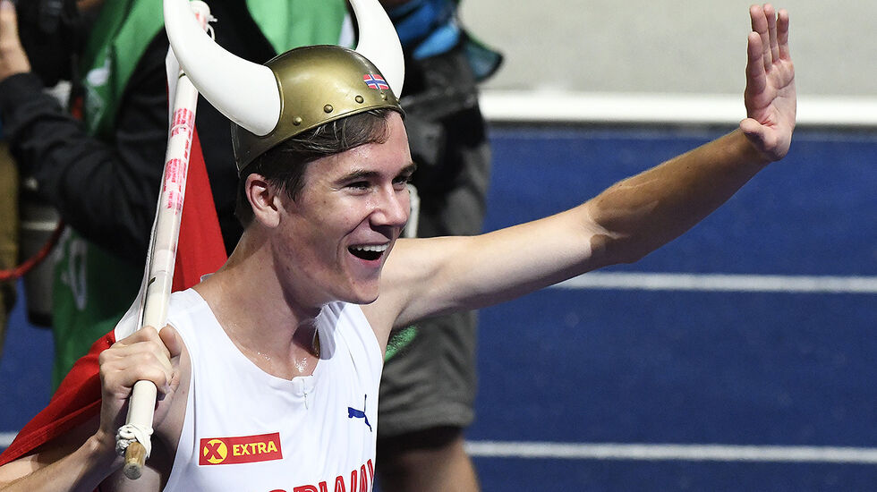 Jakob Ingebriggtsen etter å ha løpt inn til gull på 1500 meter i årets friidretts-EM i Berlin. (Foto: Bjørn Johannessen)
