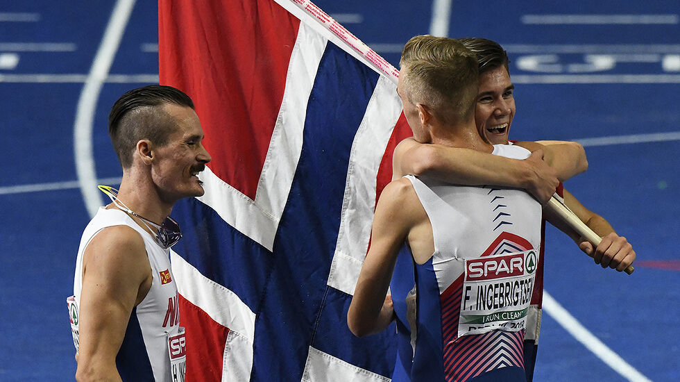 Tre brødre som er der for hverandre i både med- og motgang. I kveld var det Jakob de kunne feire. (Foto: Bjørn Johannessen) 