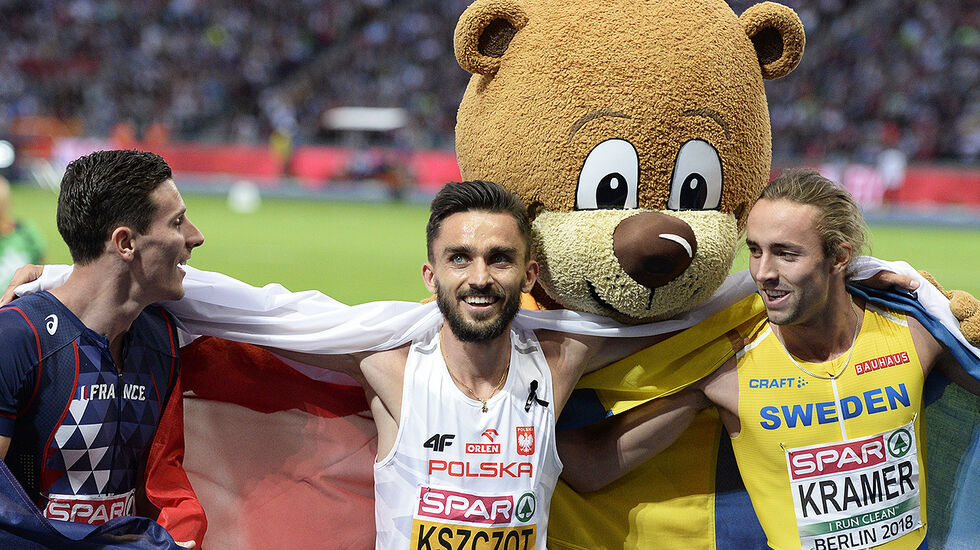 Fornøyde medaljevinnere i EM feirer sammen med mesterskapets maskot Berlino. Adam Kszczot (midten) vant foran Andreas Kramer (til høyre) og Pierre-Ambroise Bosse (til venstre). (Foto: Bjørn Johannessen)