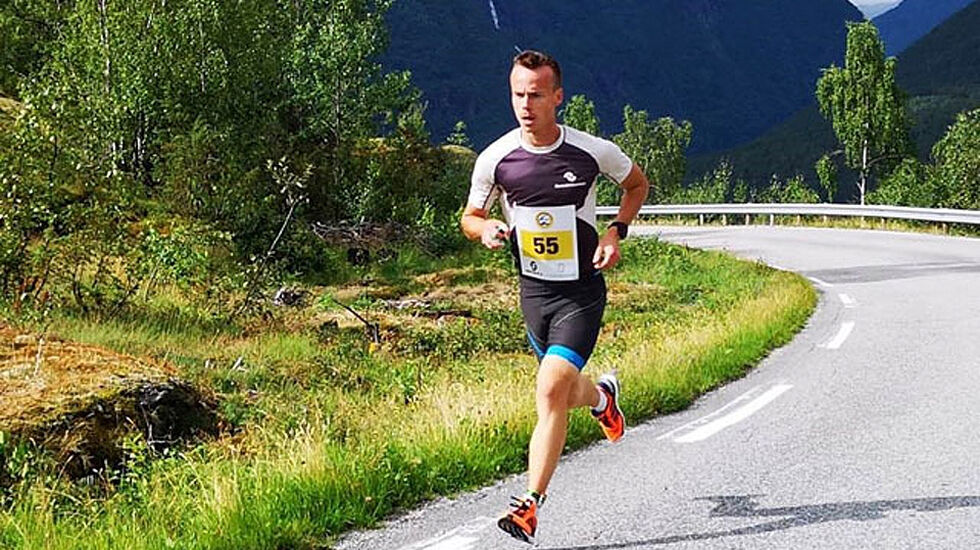 Johan Bugge, Mosvik IL, gjekk raskt i tet og auka forspranget heile vegen til mål. Her er han etter 2 km i leiinga med 25 sek til nr. 2.  I mål var forspranget auka til 1 min 40 sek. Johan er også løyperekordhaldar i den klassiske Fanaråken Opp-løypa frå Turtagrø Hotel til Fanaråken 2.068 moh. (Foto Christian Prestegård)