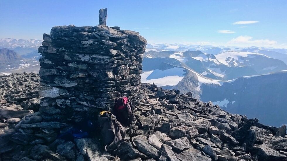 Fra topp-partiet på Torvløysa 1851 m.o.h. der løparane på den lengste distansen snur og løper ned att til fjorden. Foto: Arrangør