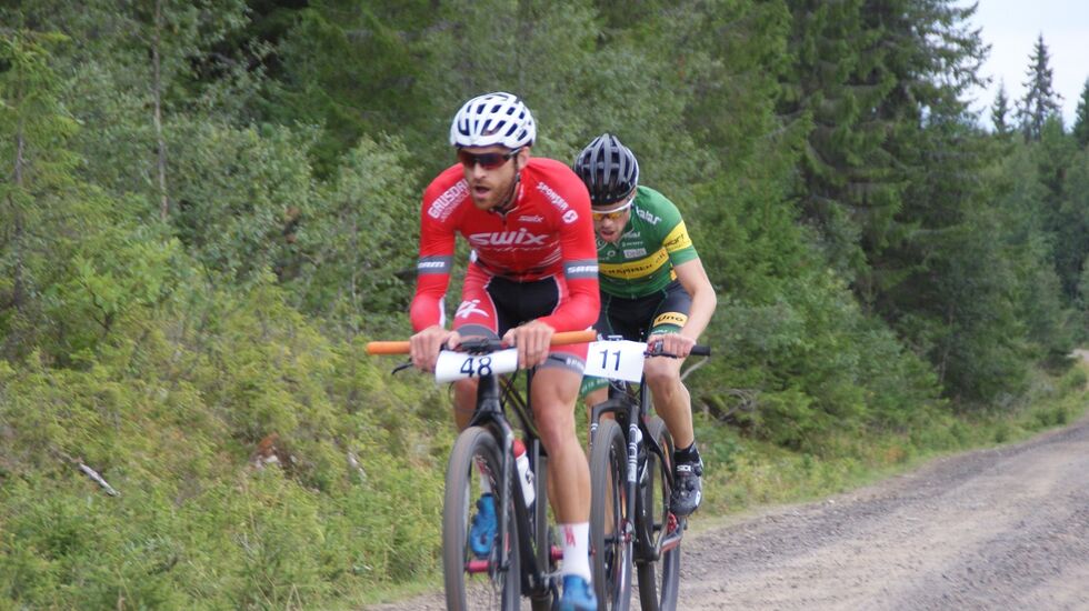 Vidar Mehl med Oddvin Offigstad på hjul på løypas høyeste punkt ca. 5 km før mål. (Foto: Stein Arne Negård)