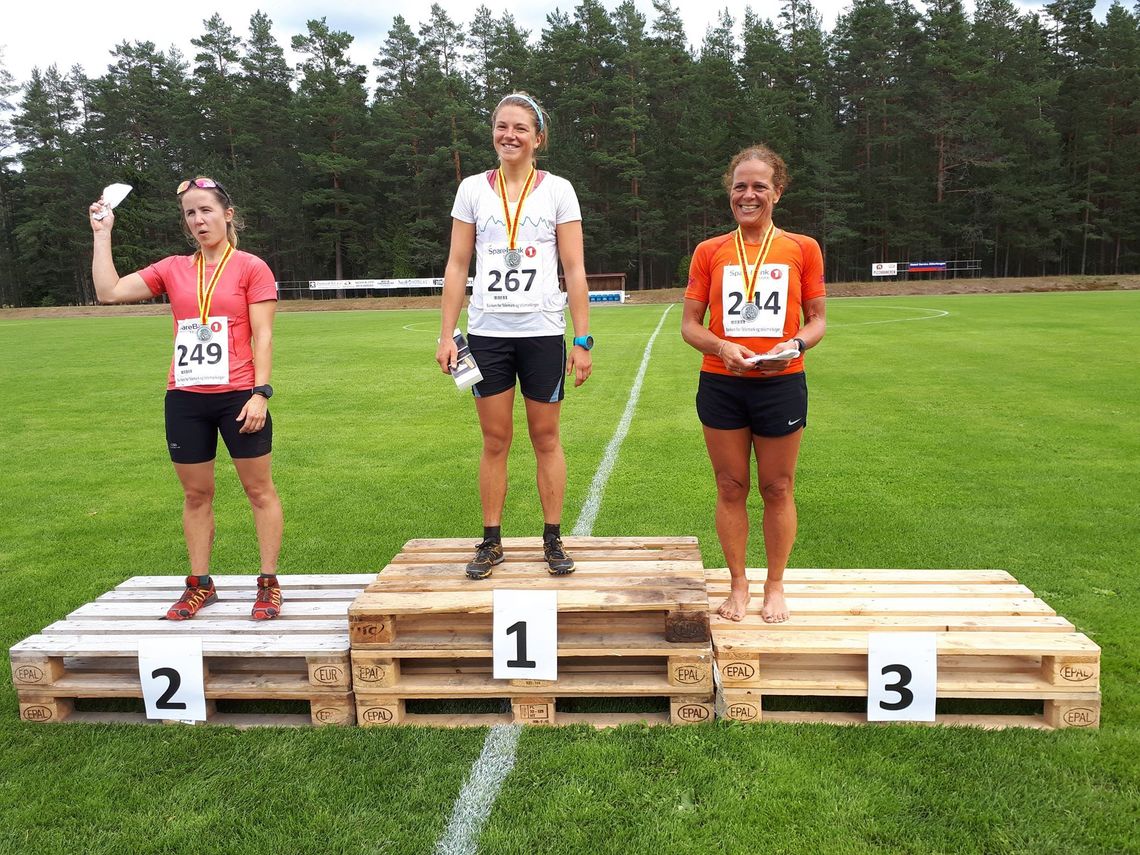 Pallen med de tre raskeste kvinnene på 25 km. (Foto: Otto Gullesen)