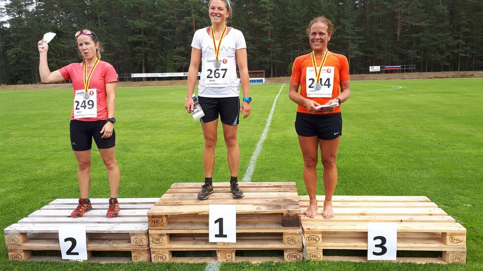 Pallen med de tre raskeste kvinnene på 25 km. (Foto: Otto Gullesen)