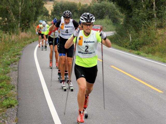 Fra den siste sesongen med torsdagskaruseller på rulleski i Elverum i 2018 med Ulf Erik Strand foran en av årets initiativtakere Rune Gilde. (Foto: Geir Arne Linderud)