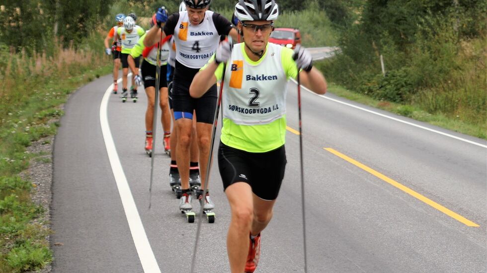 Fra den siste sesongen med torsdagskaruseller på rulleski i Elverum i 2018 med Ulf Erik Strand foran en av årets initiativtakere Rune Gilde. (Foto: Geir Arne Linderud)
