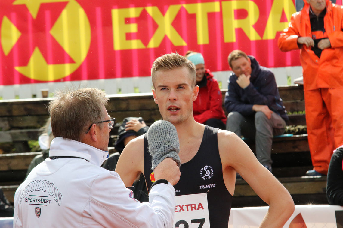 Filip Ingebrigtsen intervjues etter seieren i forsøket 800 meter