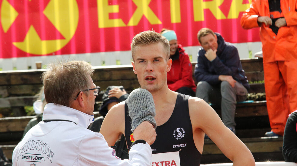 Filip Ingebrigtsen intervjues etter seieren i forsøket 800 meter
