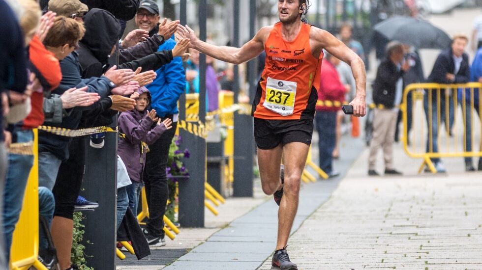 Thomas Asgautsen hilser på publikum etter å ha løpt inn til seier på 10 km. (Foto: Sylvain Cavatz)