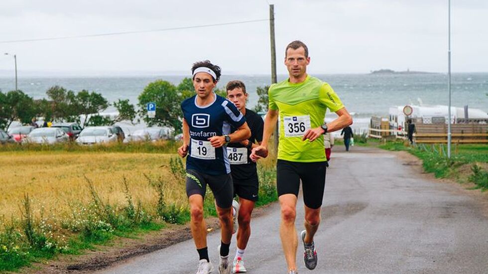 Tommy Armani til venstre og Robert Rognli var de klart raskeste på Kystleden halvmaraton. (Arrangørfoto: Sigrid Jordhøy og Ole Henrik Henriksen)