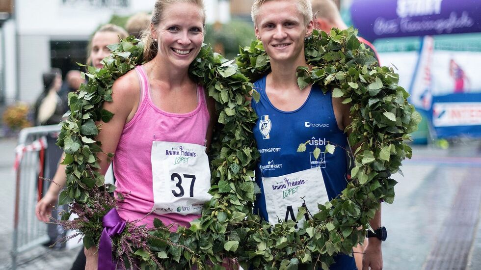 Totalvinnerne på 10 km, Ida Gjermundshaug Pedersen og Petter Johansen, med seierskranser i Brumunddal lørdag. (Foto: Irene Tollefsbøl)  