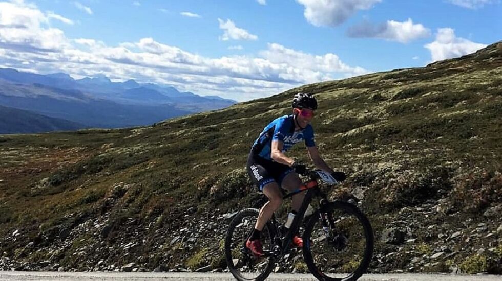 Knut Erik Nesteby etter seieren i SGS: - 25% stigning ser flatt ut på bilde. 11 km og 1100 høydemeter svir i lår, lunger og vilje. Utsikten, cola og bløtkake på toppen var verdt slitet! (Foto: Geir Schjølberg)